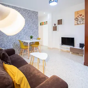 https://esencia-de-cadiz-entre-la-vina-y-el-mercado.hotelsincadiz.net